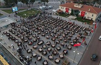 Kasapoğlu ve Vali Özkan vatandaşlarla iftarda buluştu