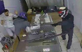 Kasklı hırsızlar tarafından 20 yıllık emeği olan 22 milyon TL’lik altını 3 dakikada çalınan kuyumcu, altınlarını teslim alıp ülkesine döndü