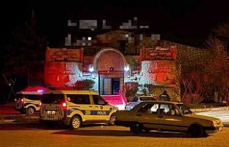 Kavgayı ayırmaya çalışan gece kulübü çalışanı bıçaklandı: Şüpheliler kaçtı