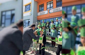 Kaymakam Pelvan öğrencilerle fidan dikti