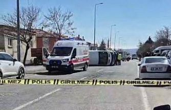 Kayseri’de otomobille çarpışan öğrenci servisi yan yattı