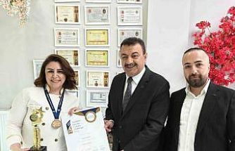 Kayserili pasta şefi Yunanistan’da Türk bayrağını dalgalandırdı