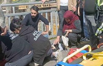 Kaza haberini alıp geldi, kızının elini tutup başını okşayarak teselli etti