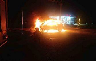 Kaza yapan araç alevlere teslim oldu