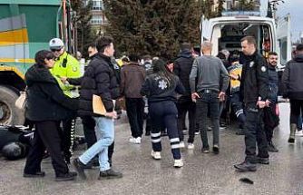 Kazada kamyonun altına sürüklenen motosikletteki 2 kişi yaralandı