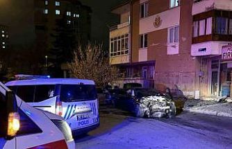 Kazada savrulan otomobilin duvarı yıkma anı kamerada