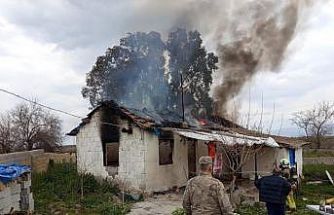 Kırıkhan’da müstakil ev alevlere teslim oldu