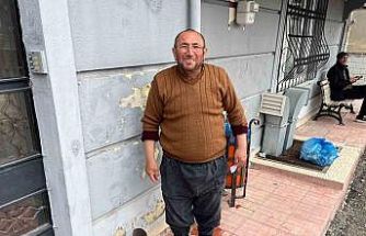 Kirli çizmelerini çıkarıp galoşla aile sağlığı merkezine girdi