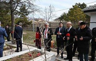 Kırşehir’de şehit kabirlerine karanfil bırakıldı