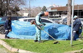 Kocaeli’de yeşil alan bakımlarında araçlar brandalarla korunuyor