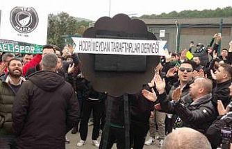 Kocaelispor taraftarları, TFF önüne siyah çelenk bıraktı