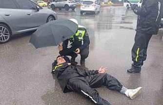 Komiserden örnek davranış, yaralı kuryenin başından ayrılmadı