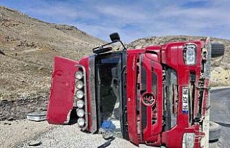 Kömür yüklü tır devrildi 1 kişi yaralandı
