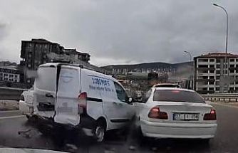 Kontrolden çıkan araç, önündeki 4 araca çarptı: O anlar kamerada