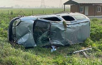 Kontrolden çıkan hafif ticari araç takla attı, sürücü yaralandı