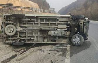 Kontrolden çıkan minibüs takla attı, sürücü yaralandı