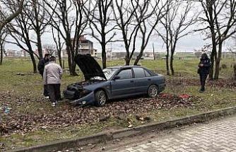 Kontrolden çıkan otomobil ağaçlık alana daldı: 1 yaralı