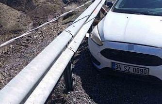 Kontrolden çıkan otomobil bariyerlere çarptı