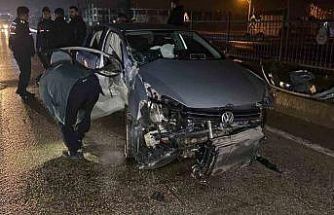 Kontrolden çıkan otomobil bariyerlere çarptı: 2 yaralı