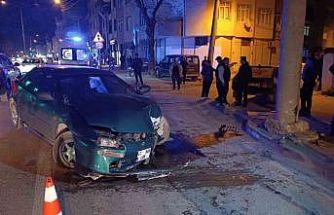 Kontrolden çıkan otomobil direğe çarptı: 3 yaralı