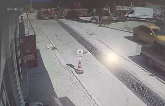 Kontrolden çıkan vincin otomobilleri sürüklediği anlar kamerada