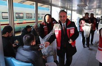 Konya’da iftar vaktine yolda yakalananlara iftarlık ikram edildi