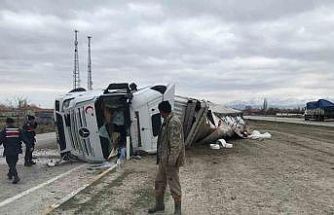 Konya’da iplik yüklü tır devrildi: 1 yaralı