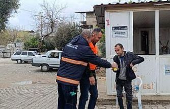 Kozan’da temizlik işçilerinden anlamlı bayramlaşma