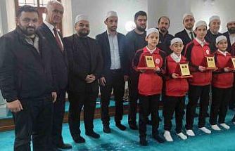 Küçük hafızlar plaket ile ödüllendirildiler