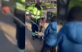 Küçük oğluyla birlikte çalışan temizlik işçisi duygulandırdı