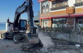 Kumbahçe sahilinde işgalden temizleniyor