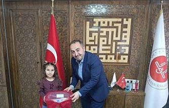 Kumbaradaki harçlıklarını ihtiyaç sahibi ailelere bağışladılar