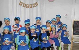 Kur’an kursu öğrenciler ailelerine güllaç hazırladı