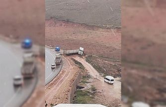 Kurtalan’da kontrolden çıkan kamyon yol kenarına savruldu