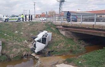 Kütahya’da otomobille çarpışan araç dereye uçtu: 3 yaralı