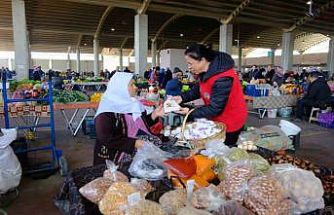 Kuyucak Belediyesi pazaryerinde kadınların gününü kutladı