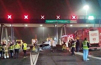 Kuzey Marmara Otoyolu Kurnaköy gişelerinde otomobil takla attı: 2 yaralı