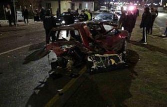 Malatya’da otomobilin çarptığı TOFAŞ kağıt gibi ezildi: 3 yaralı