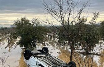Manisa’da kaza yapan sürücü otomobilini bırakıp kaçtı