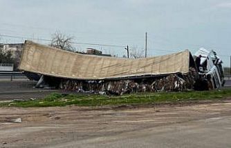 Mardin’de karton yüklü tır devrildi: 1 yaralı