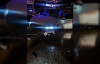 Mardin’de otomobil refüje çarptı: 2 yaralı