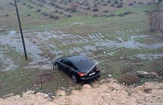 Mardin’de şarampole yuvarlanan otomobildeki 2 kişi yaralandı