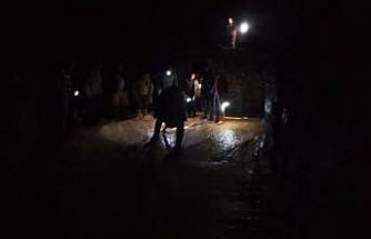 Mardin’de yoğun yağış sonrası köyü su bastı, muhtar ve vatandaşlar müdahale etti