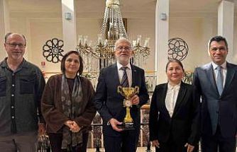 Masa tenisi turnuvasında dereceye giren sağlık personeline tebrik