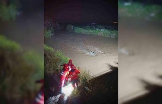 Menderes’te araç dereye uçtu, İzmir itfaiyesi seferber oldu