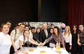 Menemenli oyuncular sahnede yıldızlaştı