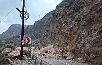 Mersin-Antalya karayolunda heyelan: Yol trafiğe kapandı, 1 yaralı