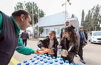Mersin’de bayramda mezarlıklarda vatandaşlar yalnız bırakılmıyor