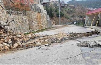 Mersin’de heyelan: Yol yarıldı, evler zarar gördü