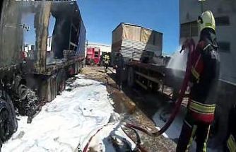 Mersin’de yangın, tırlar hurdaya döndü